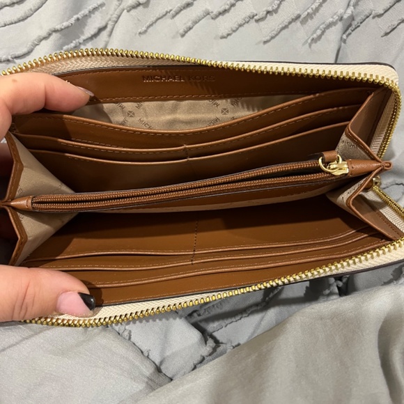 Michael Kors wallet - Picture 3 of 3